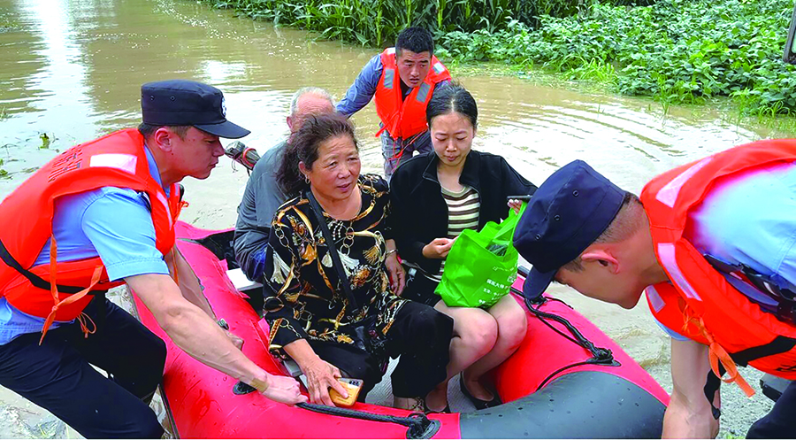 【昌图】民警驾驶冲锋舟转移受困群众