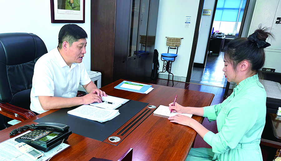 记者采访宋健（左）