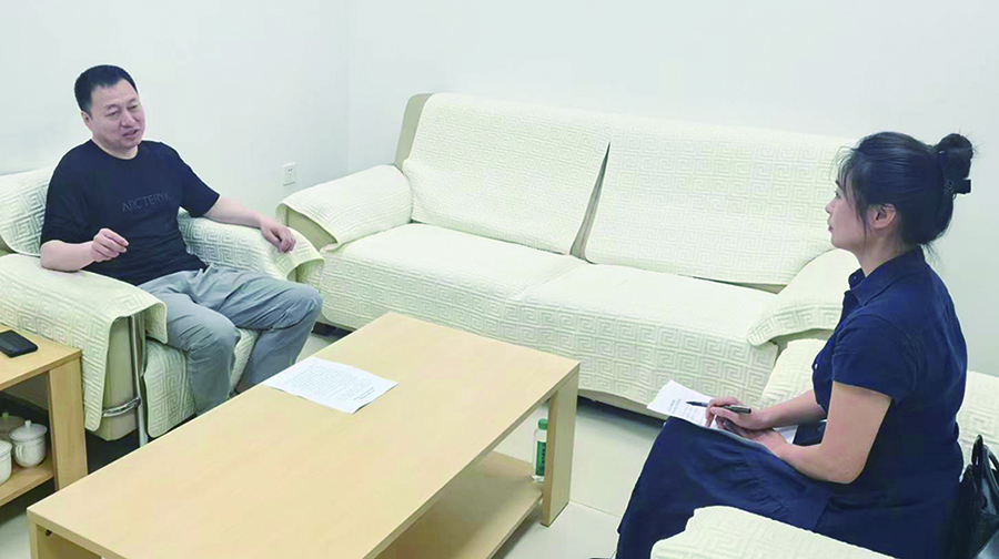 宋军大（左）正在接受记者采访