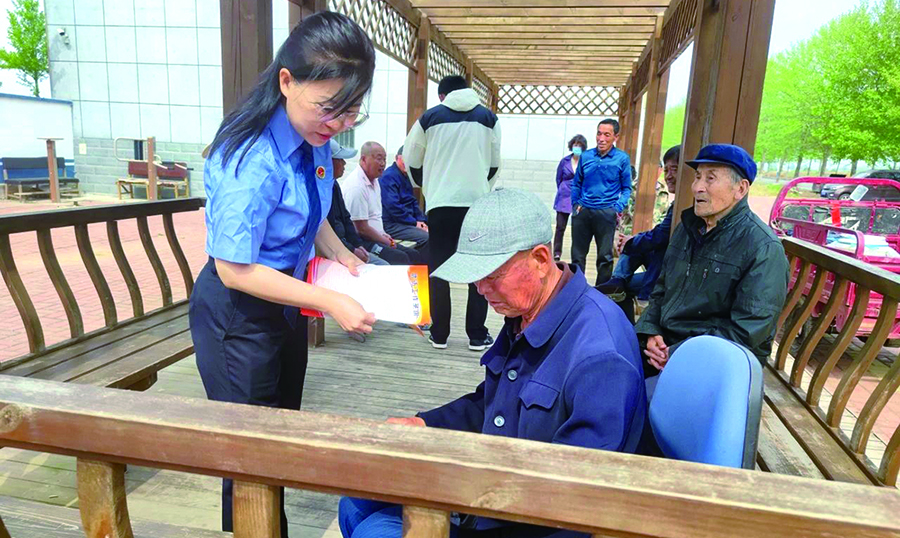 检察官走进网格开展普法宣传