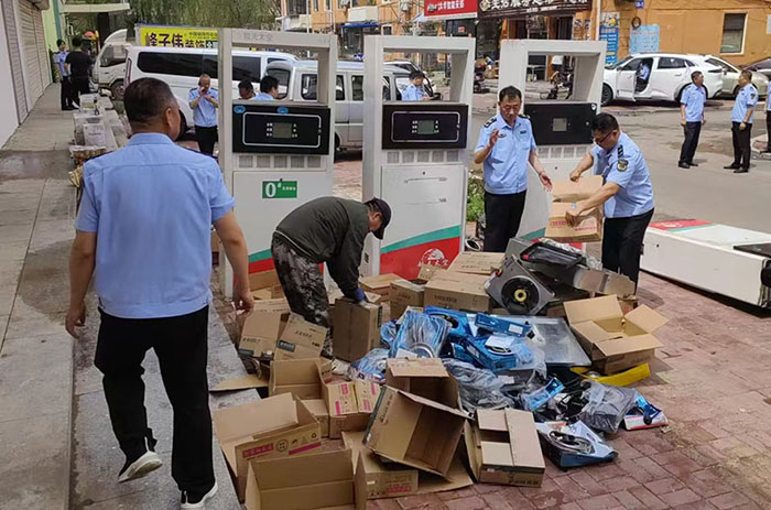 阜新市市场监管局执法大队依法集中销毁假冒伪劣燃气灶具和作弊加油机。