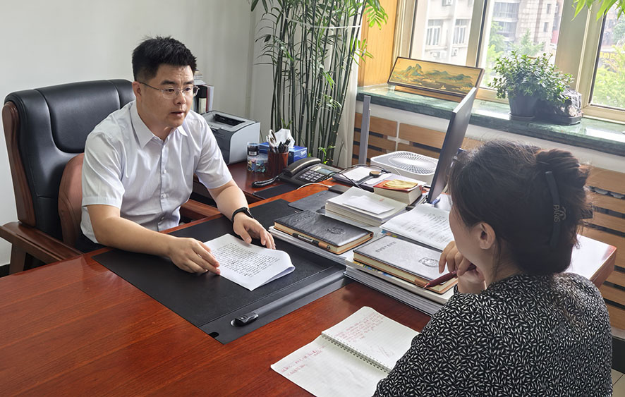 张策(左)在接受记者采访