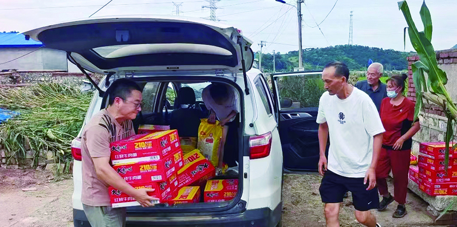 葫芦岛市湖北商会将救灾物资直接送到灾区百姓家中
