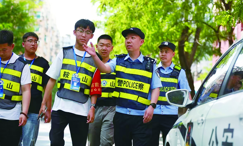 辽宁省鞍山市“钢都义警”跟随民警熟悉高考考点情况，协助鞍山公安积极护航高考