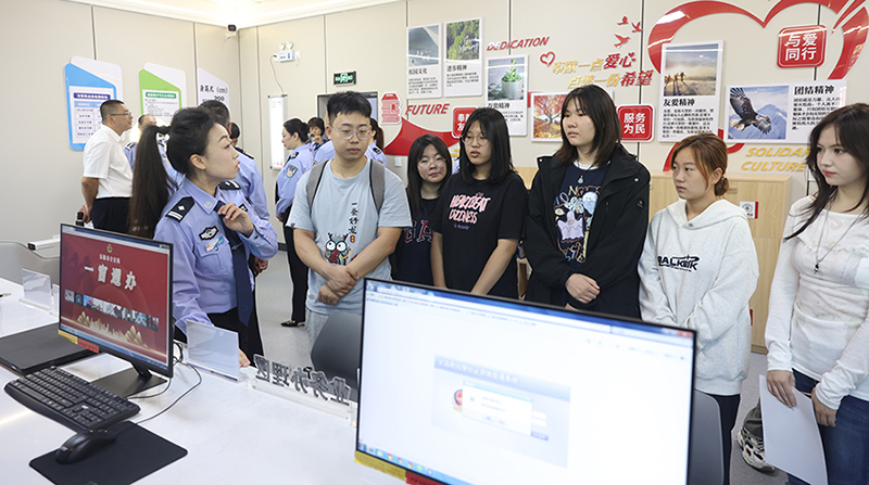 抚顺市公安局驻辽宁石油化工大学综合服务站民警为高校师生讲解公安业务办理流程