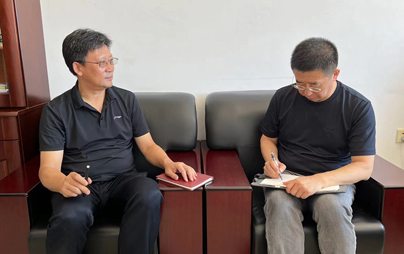 于宇（左）接受记者采访