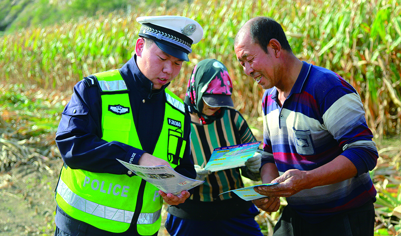 10 月 6 日，铁岭市公安局交警支队民警深入田间地头，以 “唠家常” 及发放传单资料的方式宣传交通安全，引导农民群众养成文明出行、安全出行的习惯。