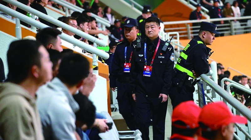 沈阳警方巡查赛场安全情况