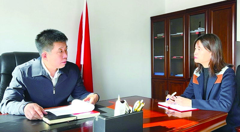 国建华(左)接受记者采访