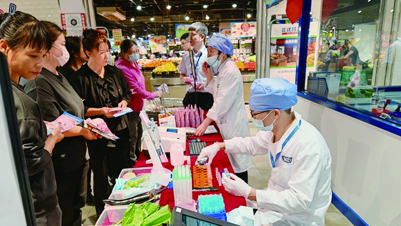 检测人员对消费者购买的食品现场进行快速检测