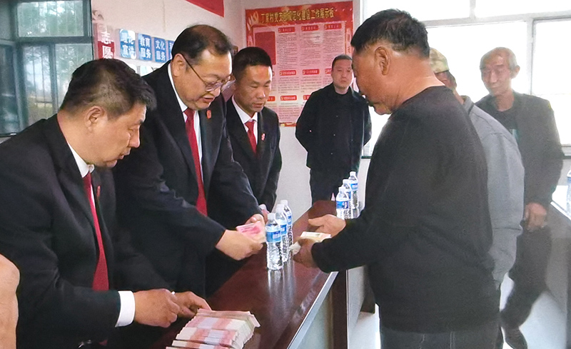 昌图法院执行局干警为农民工发放执行案款
