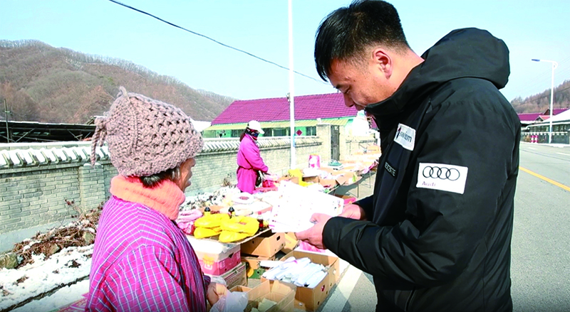 大明白配图 佟野 在大集上对村民进行普法宣传