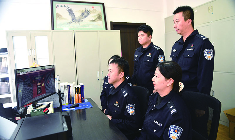 丹东市公安局振兴分局经侦大队民警收看特别节目