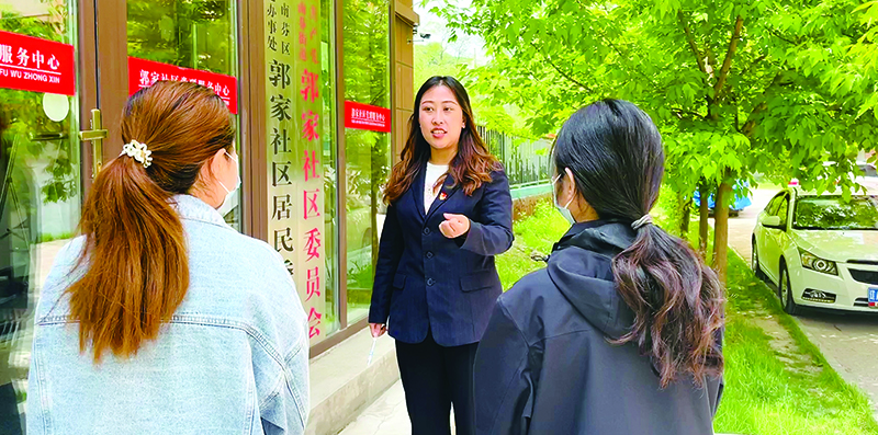 李媛（中）给社区居民普法。