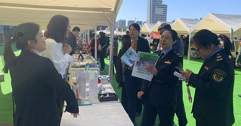 在第十九届辽宁阜新玛瑙文化旅游节上，阜新市市场监管局工作人员宣讲“千亿送贷行动”。