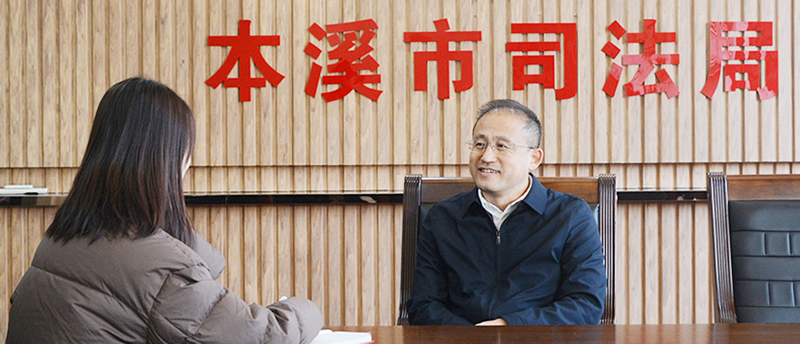 赵衍辉（右）在接受记者采访