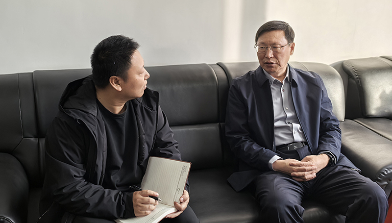 葫芦岛市连山区委常委、社会工作部部长、政法委书记张建党（右）接受记者采访