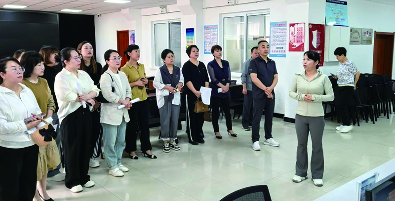 马玲（右一）向介绍社区普法示范点建设情况