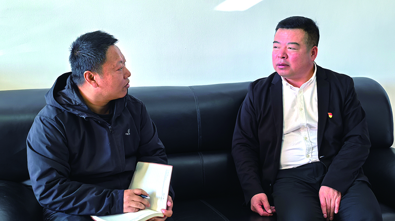 齐威（右）接受记者采访