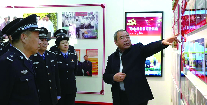 中小村党委书记姜永波为民警介绍“三制五法七公约”机制