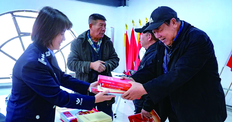 民警为退休党员发放书籍