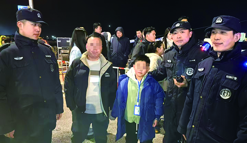 甘井子分局巡特警大队民警帮男孩找到家人