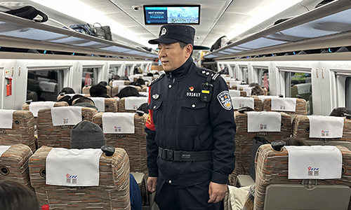 张旭正在列车上巡视