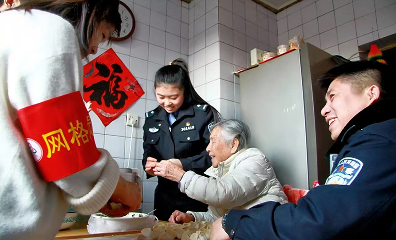 民警在张奶奶家包饺子