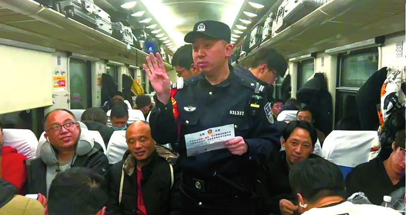 韩丞佐在车厢内跟旅客“唠嗑”