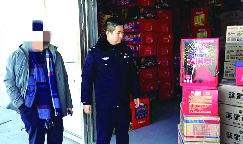 民警在一处库房里查获非法储存的烟花爆竹