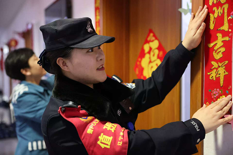 民警马薪池组织罪犯贴对联