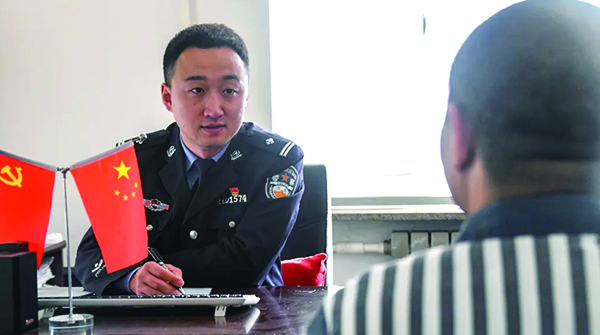 金长磊对罪犯进行教育谈话