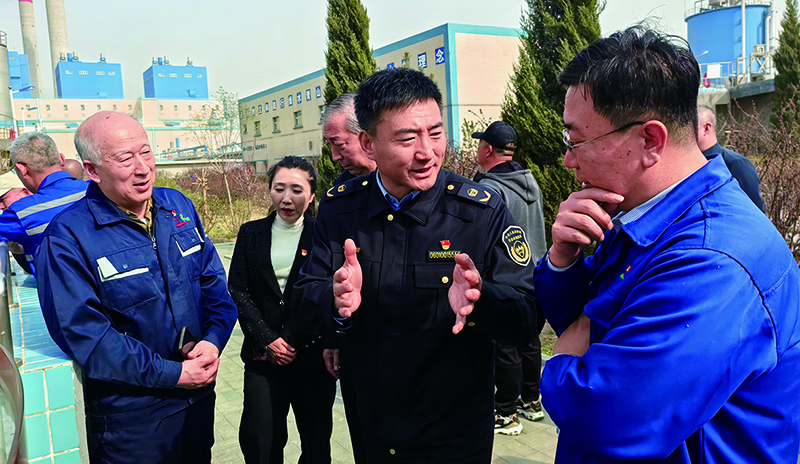 沈阳市生态环境保护综合行政执法队党委书记王永峰亲切为居民代表、营商环境监督员等人讲解环保知识