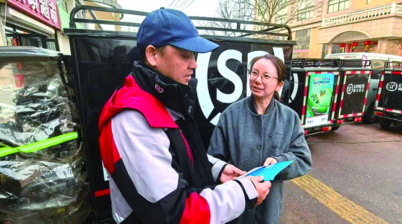 法律援助中心工作人员向快递小哥们发放了宣传材料及慰问品