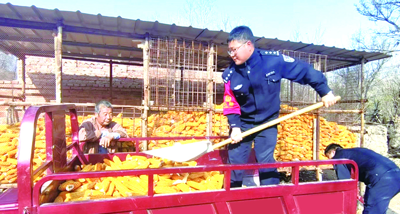 刘宇驰帮村民干农活