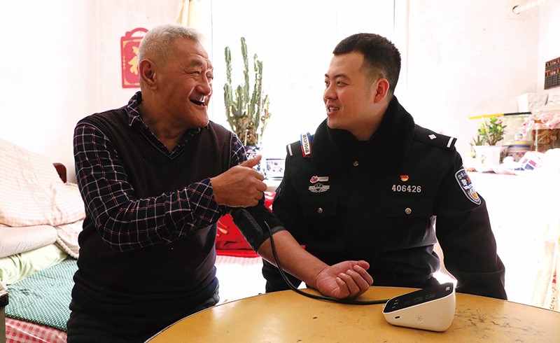 翟警官给张富量血压11