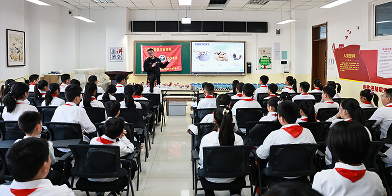 戒毒民警邹广辉为同学们讲解禁毒知识现场 孟浩 摄