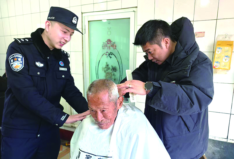 边条图，为老人义务理发