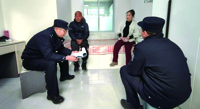 3月11日， 铁岭市公安局铁西分局民警在村民评理点调解村民纠纷。