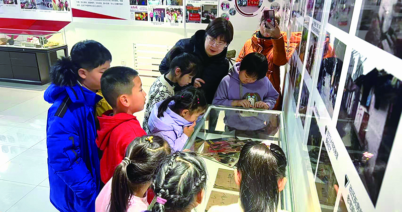 “泽润五色花”课堂带领孩子参观砂山百年足迹展