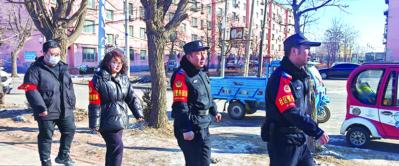 头题图：社区警务团队巡逻中