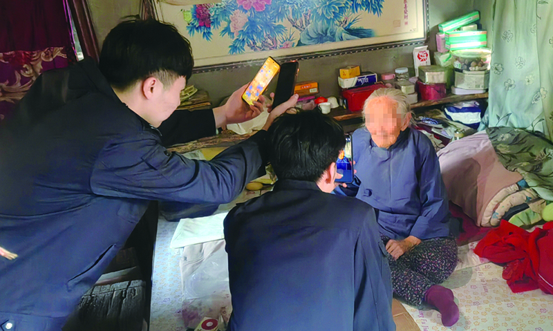 民警采集老人身份证信息