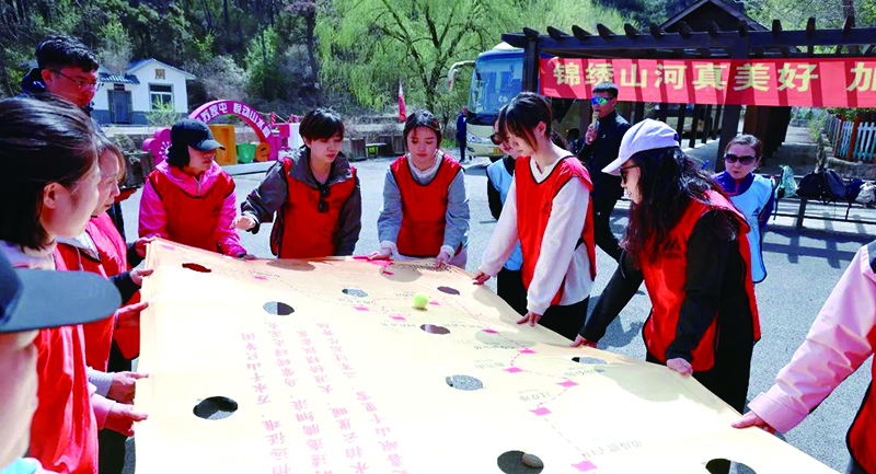省女子监狱组织民警开展素质拓展活动