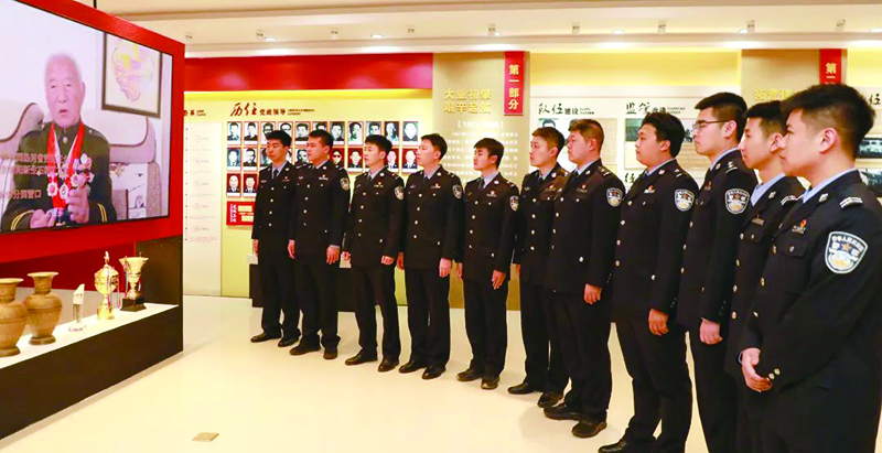 营口监狱青年民警参观监狱荣誉史馆