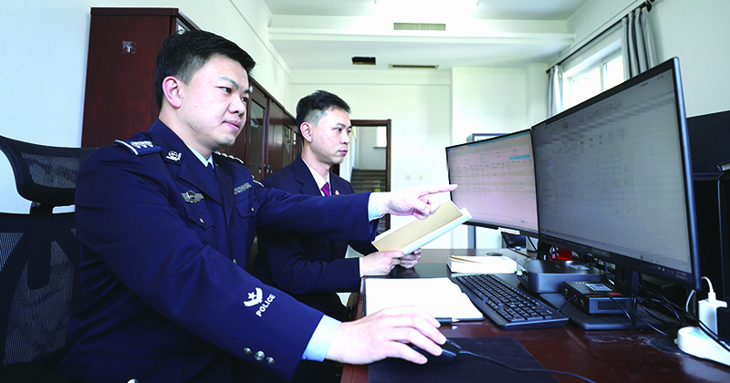 检察干警正在处理数据
