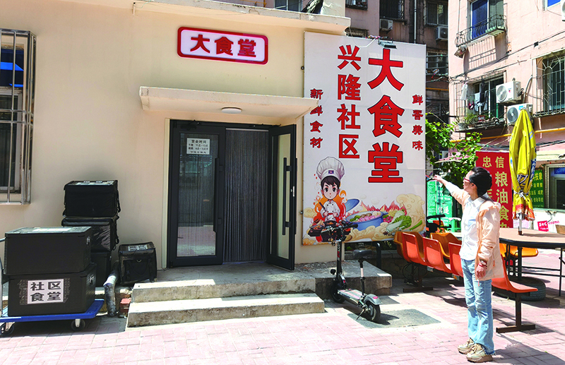 杨轶达给记者讲创建大食堂的故事。