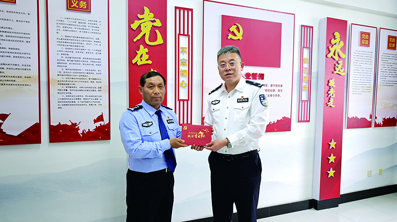 头题图，韩明（左）收到“”政治生日卡”