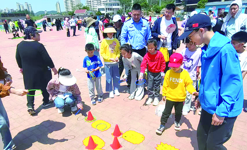 孩子们积极参加游戏