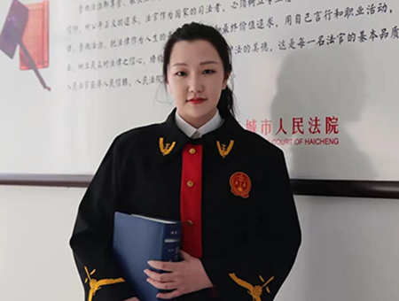 孙嘉欣法袍照