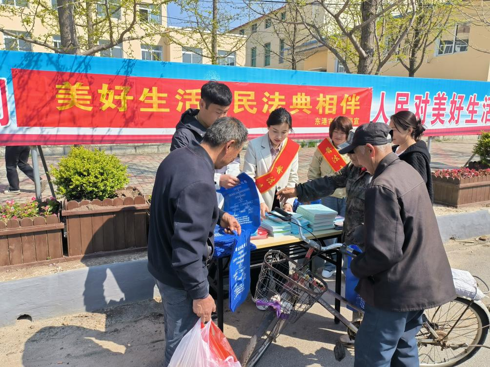 二题图，普法现场